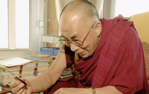 Далай Лама с ножом